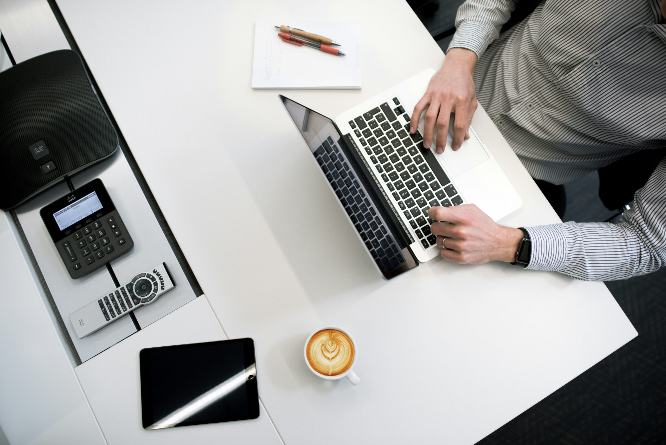 tyler-franta-iusJ25iYu1c-unsplash (2) Office desk work with coffee cup